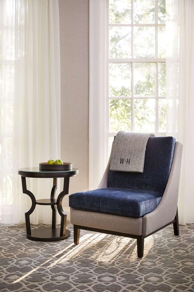 The Whitney Hotel Boston Quarto foto A chair with a throw